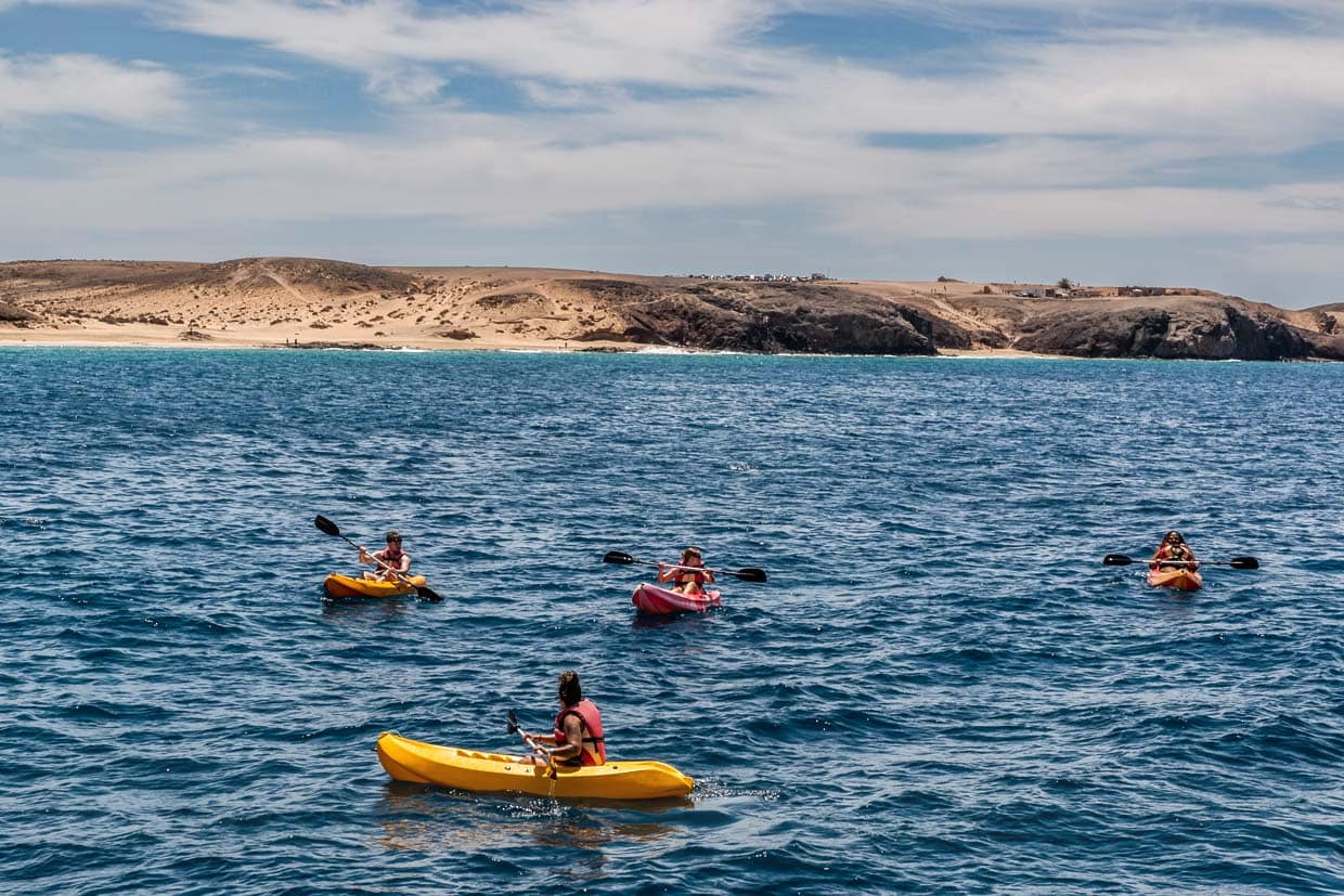Kajakfahrer vor den Papagayo-Stränden. Hier landeten 1402 die normannischen Eroberer Jean de Béthencourt und Gadifer de la Salle hier, um die Insel im Auftrag der kastilischen Krone zu unterwerfen / © Foto: Georg Berg