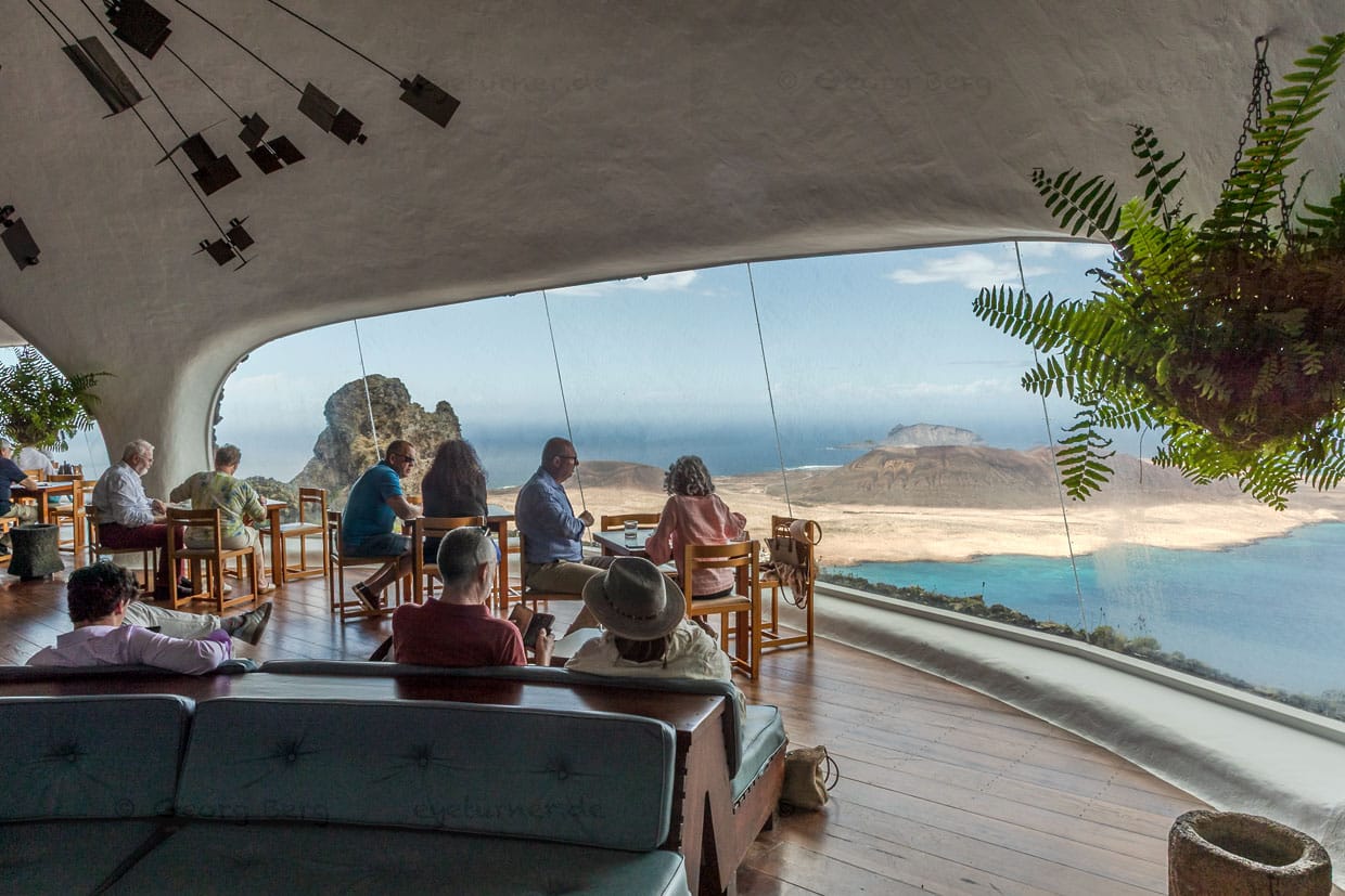 Blick vom Mirador del Rio auf die Insel La Graciosa, die zu Lanzarote gehört / © Foto: Georg Berg
