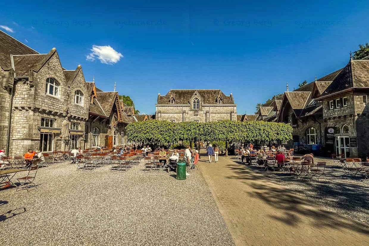Biergarten der Mikrobrauerei Saint Josseph im Kloster Maredsous in Denée / © Foto: Angela Berg