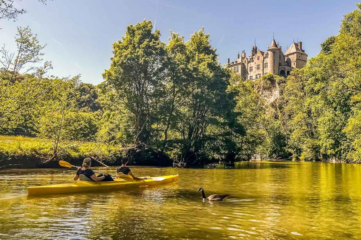 Kayaktour auf der Lesse von Gendron geht es 12 km flussabwärts, vorbei an Schlössern und imposanten Felsen / © Foto: Angela Berg
