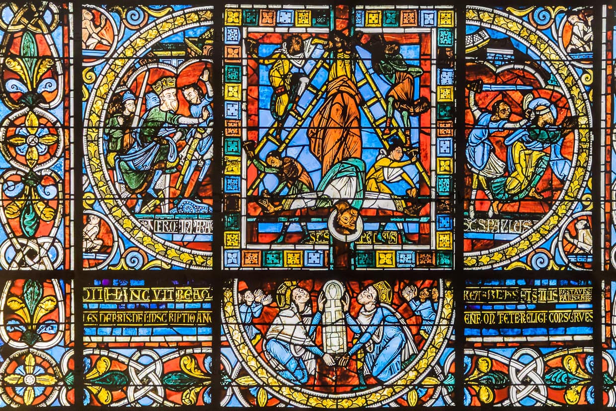 Ausschnitt aus dem berühmten Buntglasfenster in der Apsis der Kathedrale Saint-Pierre. Das Fenster wurde von Eleonore von Aquitanien und Heinrich II. Plantagenêt, damals Königin und König von England sowie Herzöge der Normandie und Aquitanien gestiftet. Im unteren Teil des Fensters befindet sich eine der seltenen bildlichen Darstellungen, die es von Eleonore von Aqutanien im öffentlichen Raum gibt / © Foto: Georg Berg