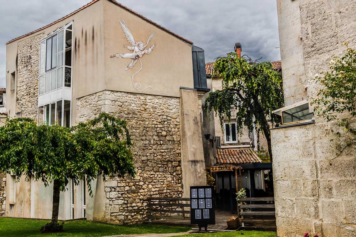 Eine geflügelte Figur hängt an einer Nabelschnur. Ihr Schatten fällt bewusst auf Yslaires Hauptwerk „Mémoires du XXe Ciel" / © Foto: Georg Berg