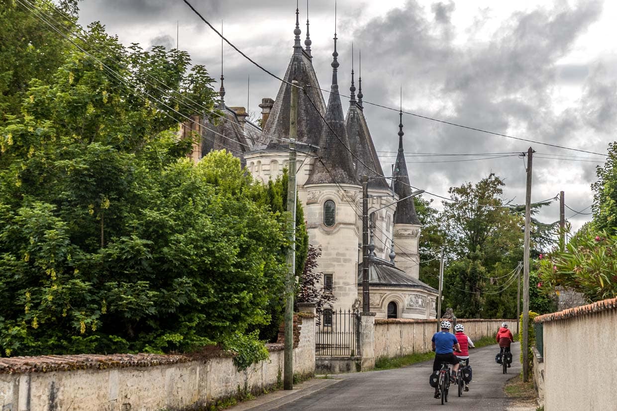 Mit dem Fahrrad unterwegs im Department Charente auf der Fahrradroute Flow Velo, vorbei an vornehmen Landsitzen und durch romantische Dörfer / © Foto: Georg Berg