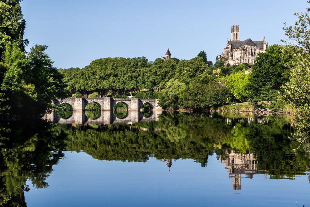 Blick auf die Steinbrücke Pont Saint-Étienne über den Fluss Vienne in Limoges. Sie stammt aus dem frühen 13. Jahrhundert und gehört zu den bedeutenden mittelalterlichen Bauwerken der Stadt. Auf einem Plateau oberhalb der Vienne steht die Kathedrale Saint-Étienne, gotische Bischofskirche des Bistums Limoges / © Foto: Georg Berg