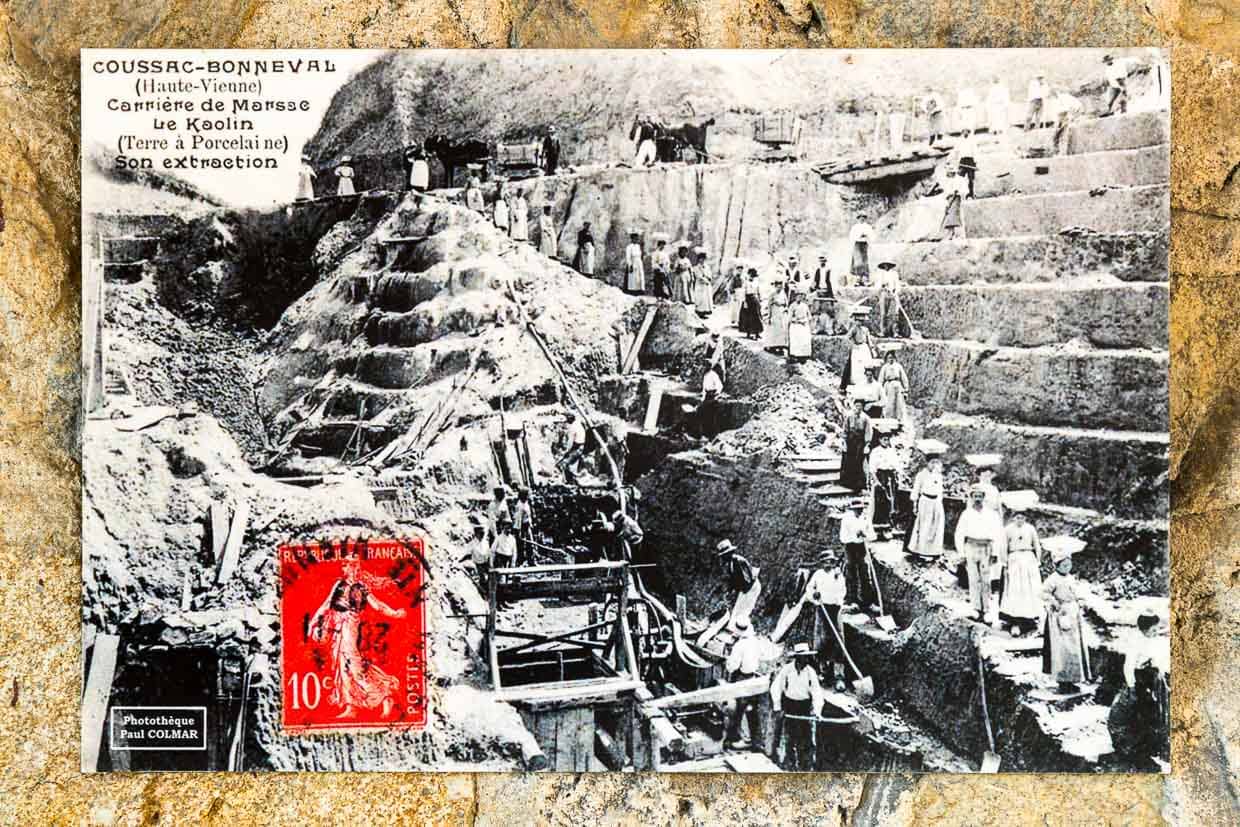 Alte Postkarte mit einem Motiv aus Coussac-Bonneval, das den Abbau von Kaolin zeigt. Dieses Kaolin war entscheidend für die Entwicklung der Porzellanindustrie von Limoges und wurde bis ins 20. Jahrhundert für die berühmten Porzellanmanufakturen genutzt / © Foto: Georg Berg