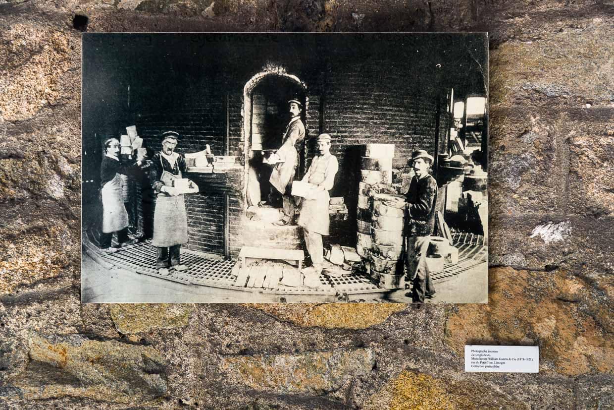 Alte Postkarte aus dem Museum Four des Casseaux in Limoges zeigt ein Foto von Paul Colmar: Fabrikarbeiter packen den Ofen für den zweiten Brand, der je nach Porzellanart zwischen 1100 und 1480 Grand Celsius liegt. Das Be- und Entladen des großen Ofens war Männerarbeit / © Foto: Georg Berg