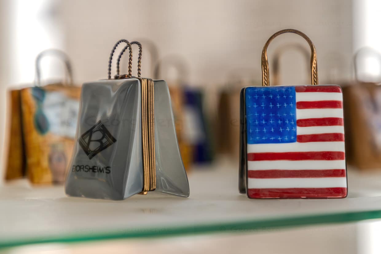 Kunstporzellanwerkstatt Ateliers Arquié produziert auch für den US-amerikanischen Markt. Hier eine Pillendose in Handtaschenform bemalt mit der amerikanischen Flagge / © Foto: Georg Berg