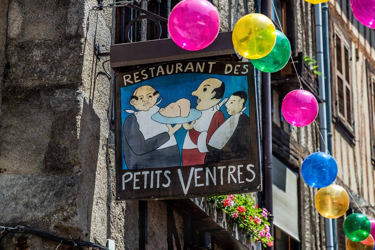 Beliebtes Viertel der Stadt Limoges: Metzgerviertel mit alten Fachwerkhäusern und Straßenschmuck. Hier das traditionsreiche Restaurant des Petits Ventes / © Foto: Georg Berg