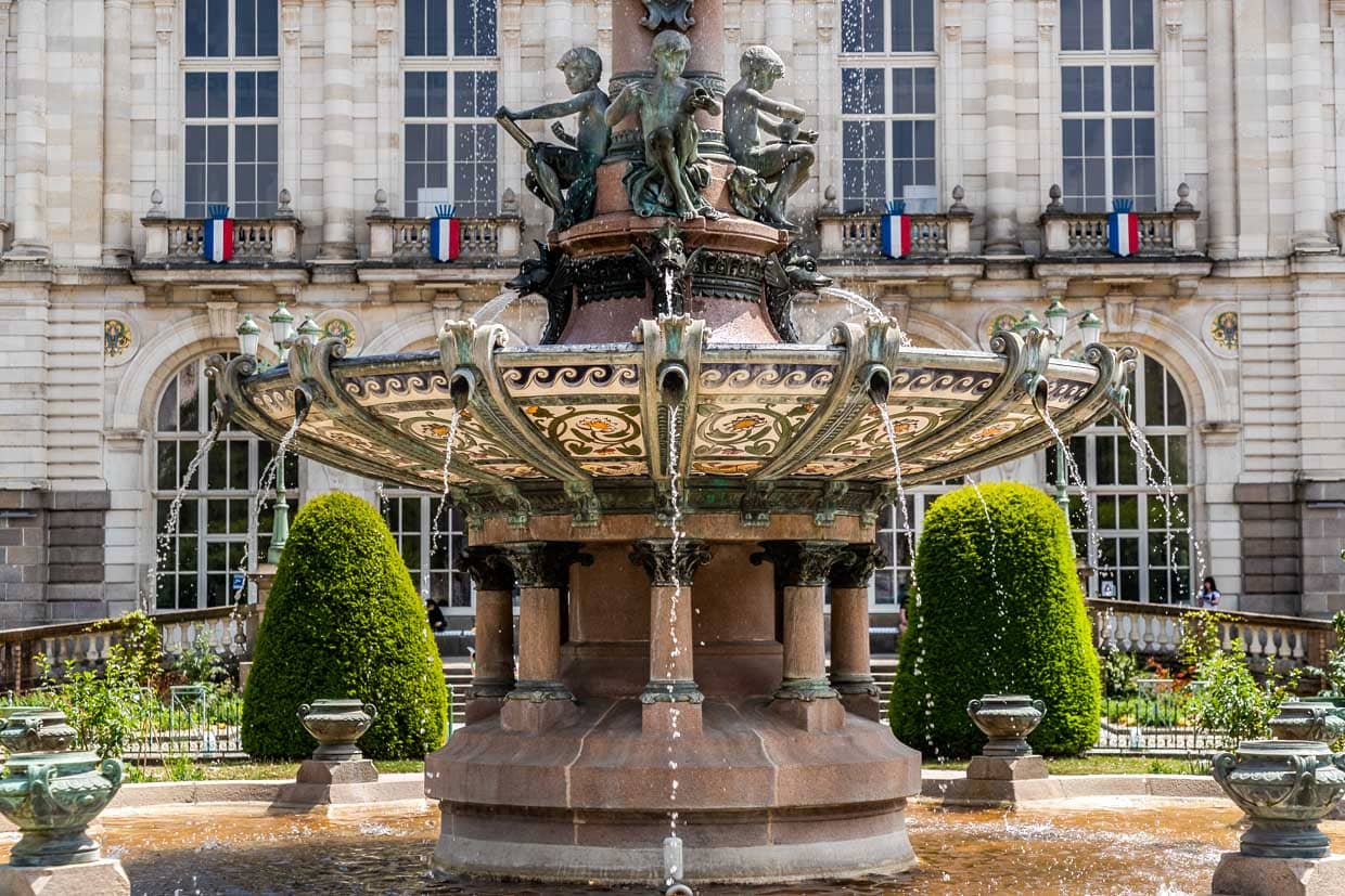 Brunnen vor dem Rathaus von Limoges, erbaut 1892-1893: Der Brunnen zeigt vier Jungen, die symbolisch die verschiedenen Phasen der Porzellanindustrie verkörpern: Zeichner, Former, Bildhauer und Dekorationsmaler. Er besteht aus einem großen Becken mit zusätzlichen Porzellanbecken, die von der Guérin-Manufaktur stammen, einer bekannten Porzellanmanufaktur in Limoges / © Foto: Georg Berg