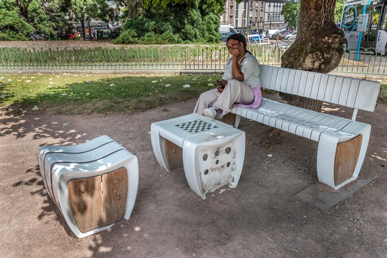 Sitzbank mit Hocker und Tisch aus Porzellan vor dem Rathaus von Limoges, entstanden aus der Zusammenarbeit der Manufaktur Ateliers Arquié mit dem Designer Marc Aurel . Diese Porzellanmöbel sind Teil einer zeitgenössischen Kunstinstallation namens URBACER-Porzellanmöbel, die im öffentlichen Raum präsentiert wird. Die Sitzbank verbindet traditionelles Handwerk mit modernem Design und ist ein Ausdruck des kulturellen Erbes der Porzellanherstellung in Limoges / © Foto: Georg Berg