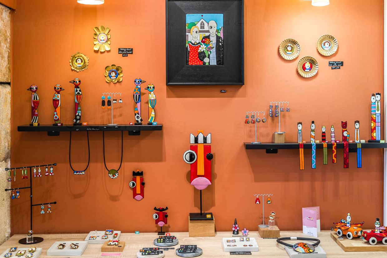 Moderne Emaille-Kunst in der Boutique „Le Bocal" von der Künstlerin Delphine Peytour-Quendolo. Emaille hat eine lange und bedeutende Tradition in Limoges. Bereits im Mittelalter, ab dem 12. Jahrhundert, entwickelte sich dort ein bedeutendes Zentrum der Emaillekunst. Limoges-Emaille“ steht bis heute für besonders hochwertige, kunstvoll bemalte Kunstobjekte aus Kupfer oder Metall, die mit farbigem Emaille überzogen und mehrfach gebrannt werden / © Foto: Georg Berg