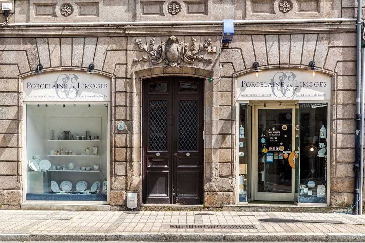 Schaufenster eines Porzellangeschäfts in Limoges auf dem Boulevard Louis Blanc, auch „Champs-Elysées der Porzellangeschäfte“ genannt, Ende des 19. Jahrhunderts reihte sich ein Porzellangeschäft an das nächste. Heute finden Porzellan-Liebhaber immer noch bis zu ein Dutzend Fachgeschäfte und Outlets der Fabriken in Limoges / © Foto: Georg Berg