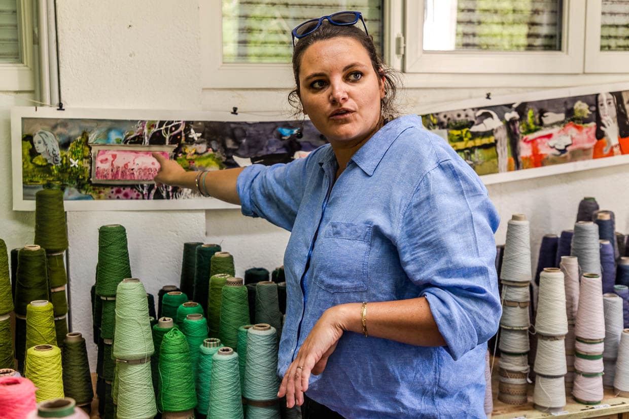 Héloise Gorse Fénelon, Abteilung Kommunikation der Cité de la Tapisserie erläutert die für Wandteppiche aus Aubusson typische Kunst, sehr feine Farbnuancen und Abstufungen zu weben – in der Regel werden pro Werk bis zu 220 verschiedene Farbtöne verwendet / © Foto: Georg Berg