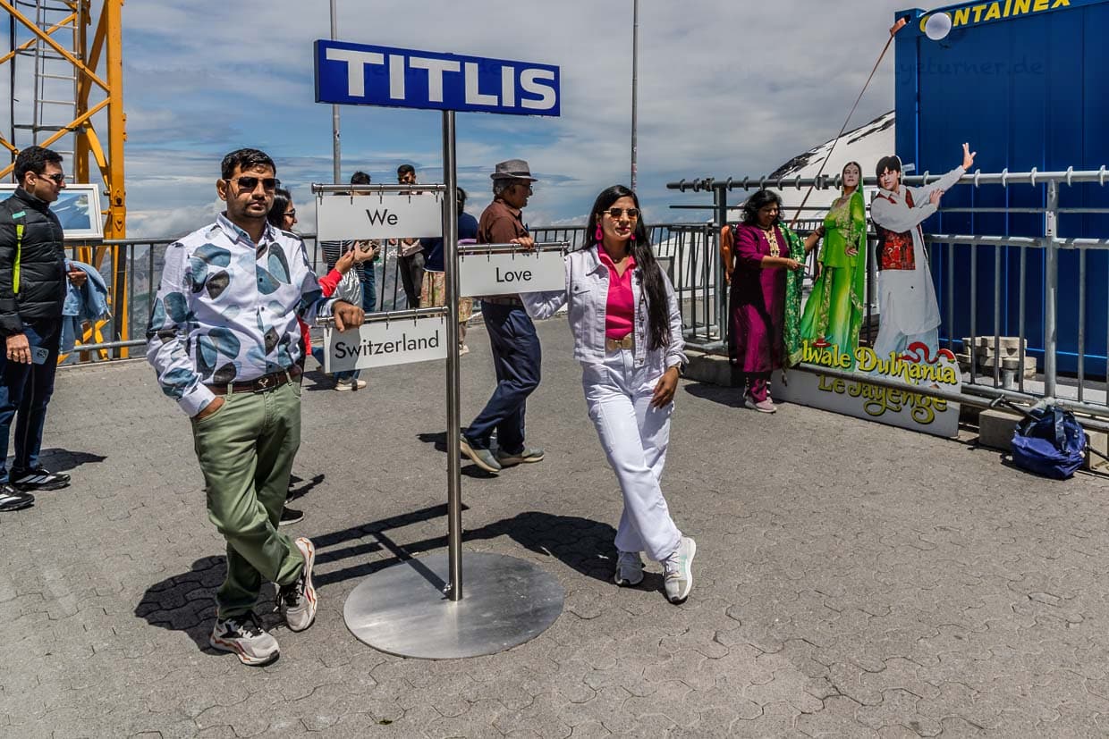 Der Gipfel des Titlis ist für indische Touristen besonders attraktiv, weil Engelberg und der Titlis seit den 1990er Jahren als Drehorte für Bollywood-Filme bekannt sind. Filme wie „Madly in Love“ und „Das Liebesdreieck“ haben romantische Traumsequenzen auf dem Titlis-Gletscher gezeigt / © Foto: Georg Berg