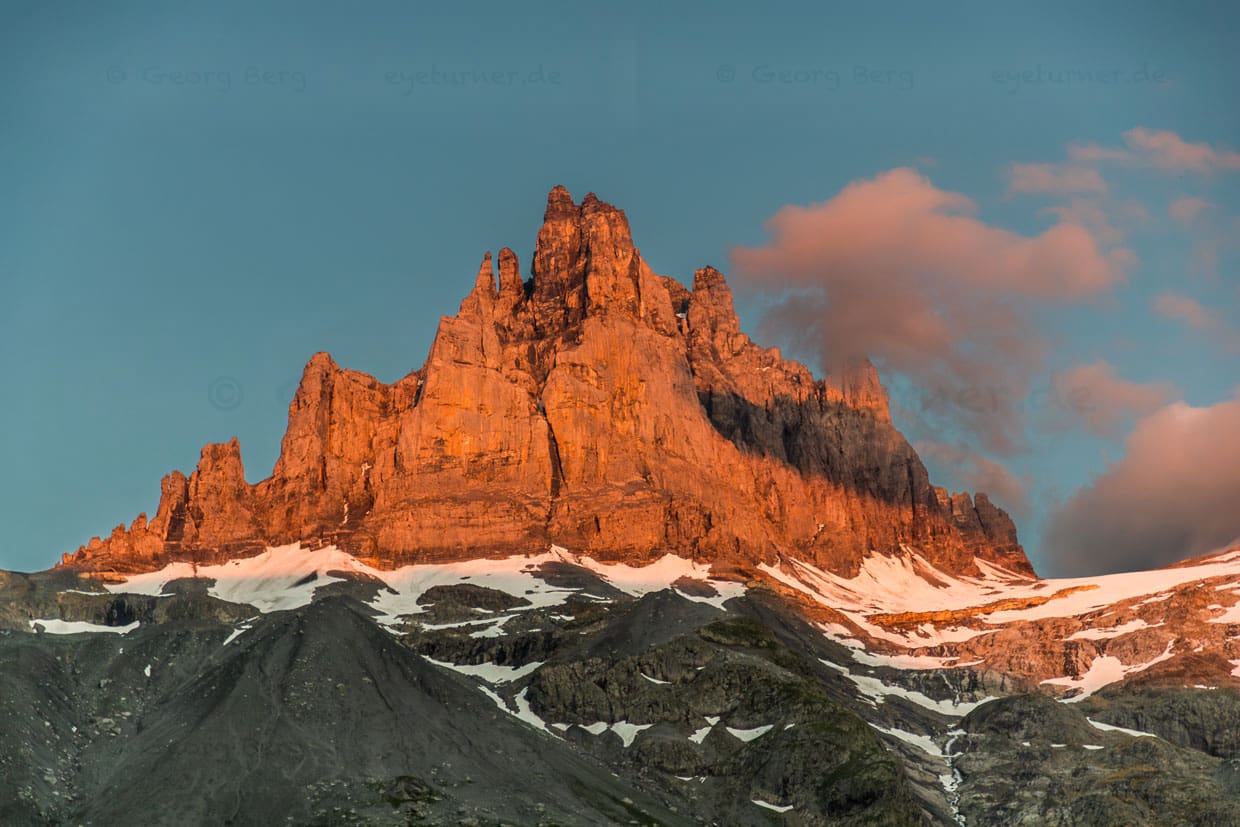 Alpenglühen am Großen Spannort, Abendstimmung auf der Hobiel Alp. Der Große Spannort erscheint von der Hobiel Alp aus wie ein markanter Felsturm,  der über dem Spannortgletscher und dem Glattfirn thront / © Foto: Georg Berg