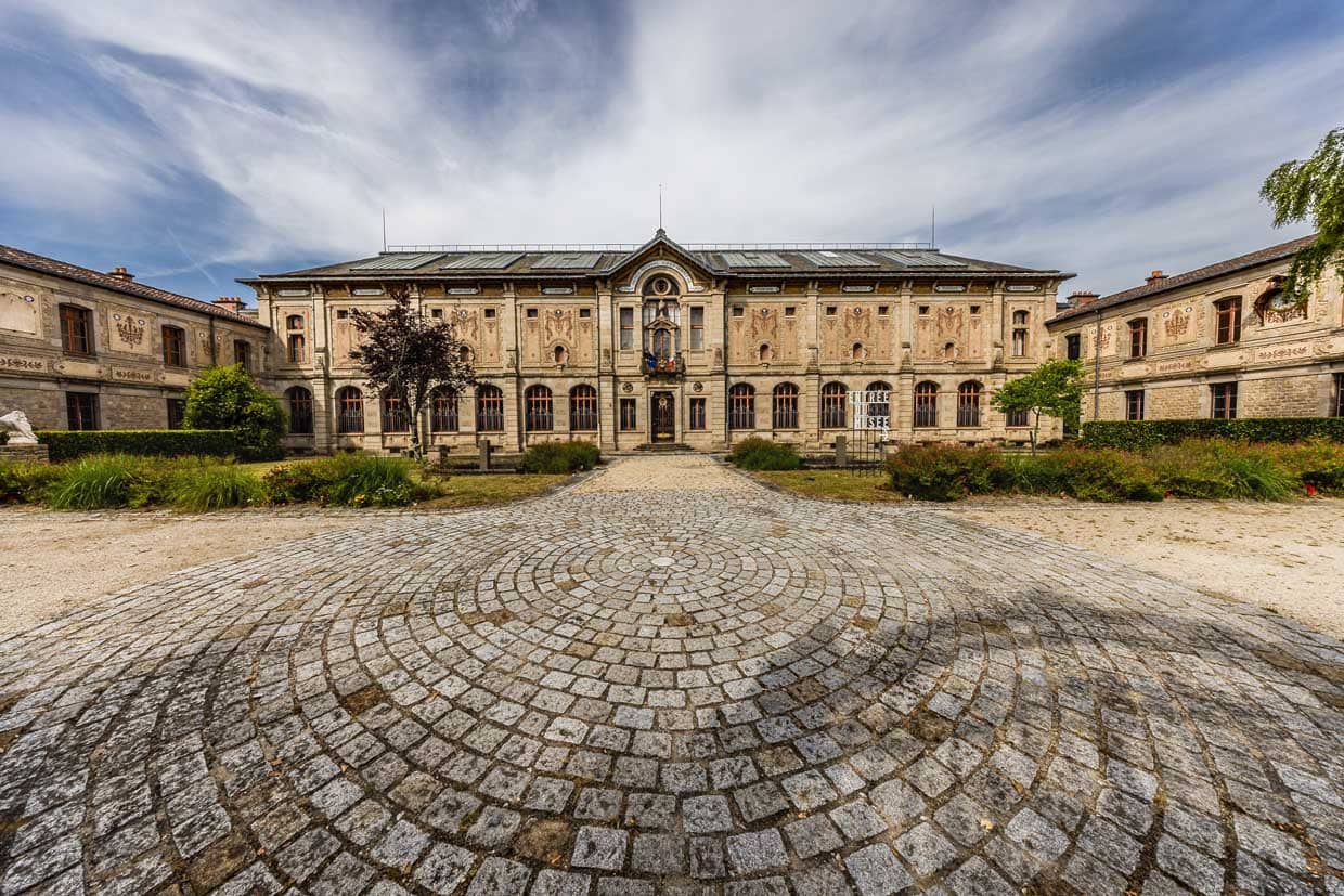 Historischer Gebäudeteil des Musée National Adrien Dubouché in Limoges in einem ehemaligen Krankenhausgebäude. Es erhielt mit der Gründung der École des Arts Décoratifs in Limoges auch eine kunstpädagogische Funktion / © Foto: Georg Berg