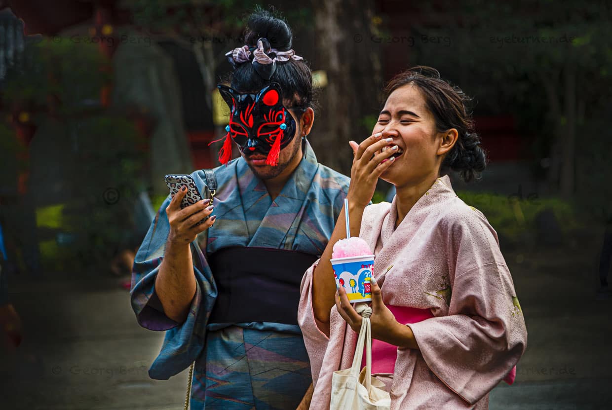 Eine Maske der anderen Art: Ein Kimono-tragendes Paar in Tokio, Japan vor der Pandemie / © Foto: Georg Berg