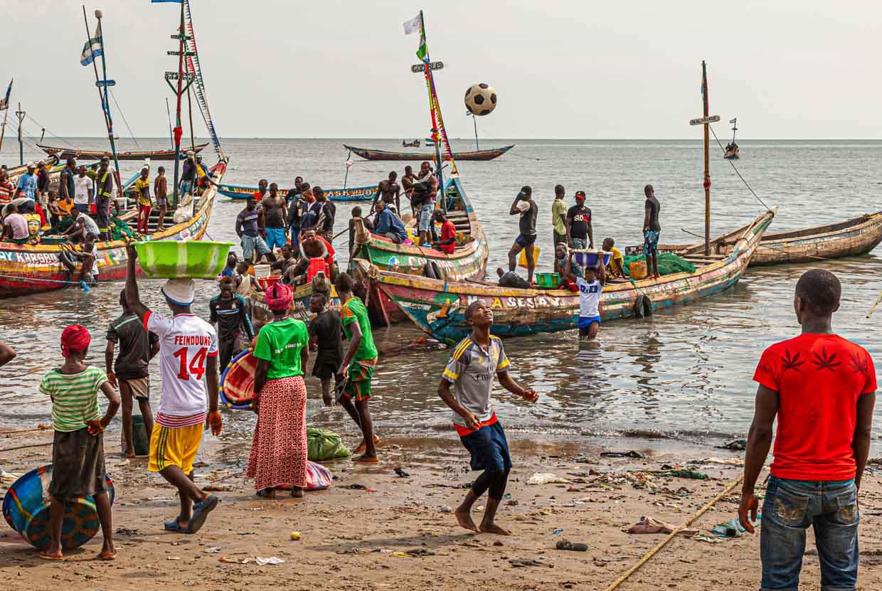 Der Hafen von Tombo hat kein Becken. Es ist ein Strand, 40 Kilometer von Sierra Leones Hauptstadt Freetown entfernt. Von hier aus fahren 700 Fischerboote aufs Meer hinaus / © Foto: Georg Berg