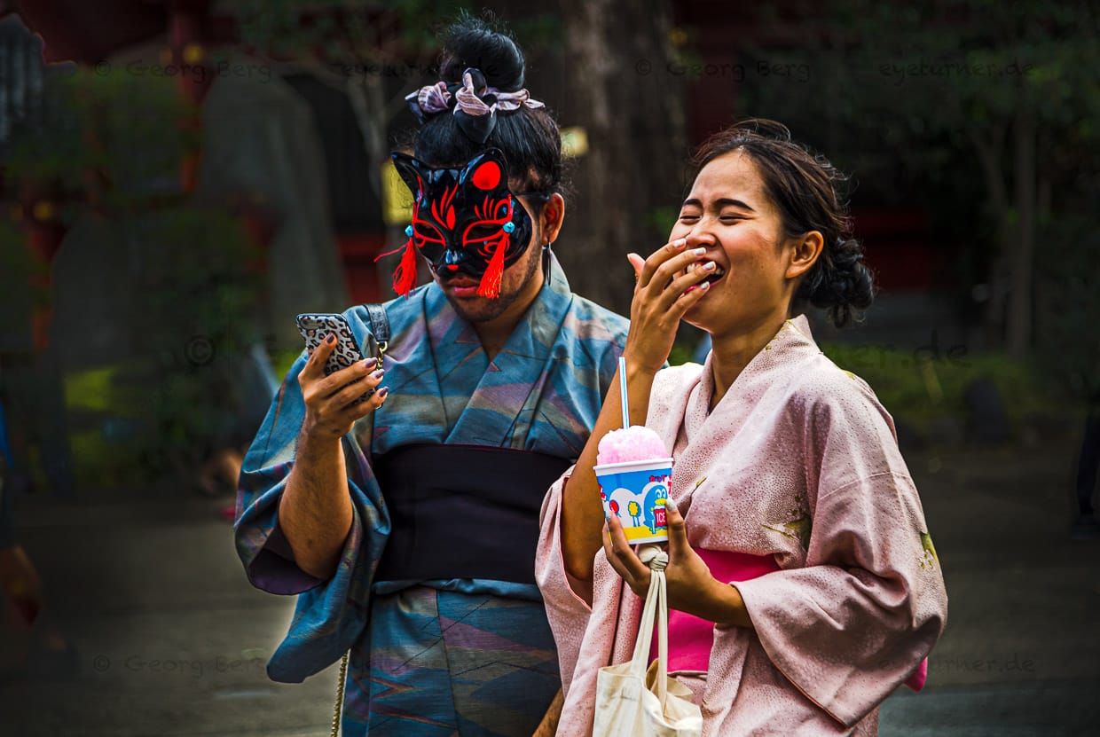Situation bizarre : un couple masqué portant un kimono à Tokyo, Japon / © Photo : Georg Berg