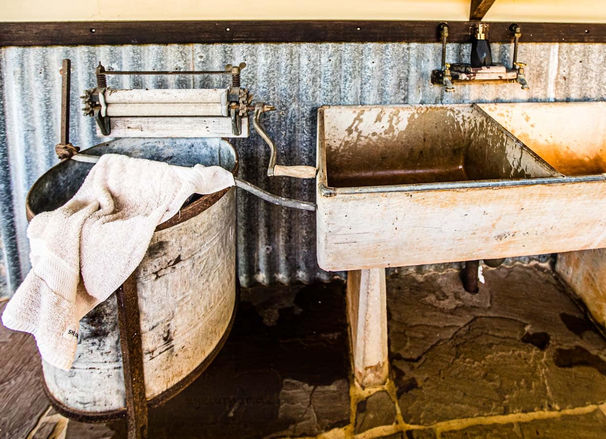 Einrichtungsgegenstände aus der Zeit der Pioniere gehen zusammen mit der edlen Reinigungslotion eine Verbindung ein, die provoziert und gleichzeitig den Erfahrungshorizont erweitert / © Foto: Georg Berg