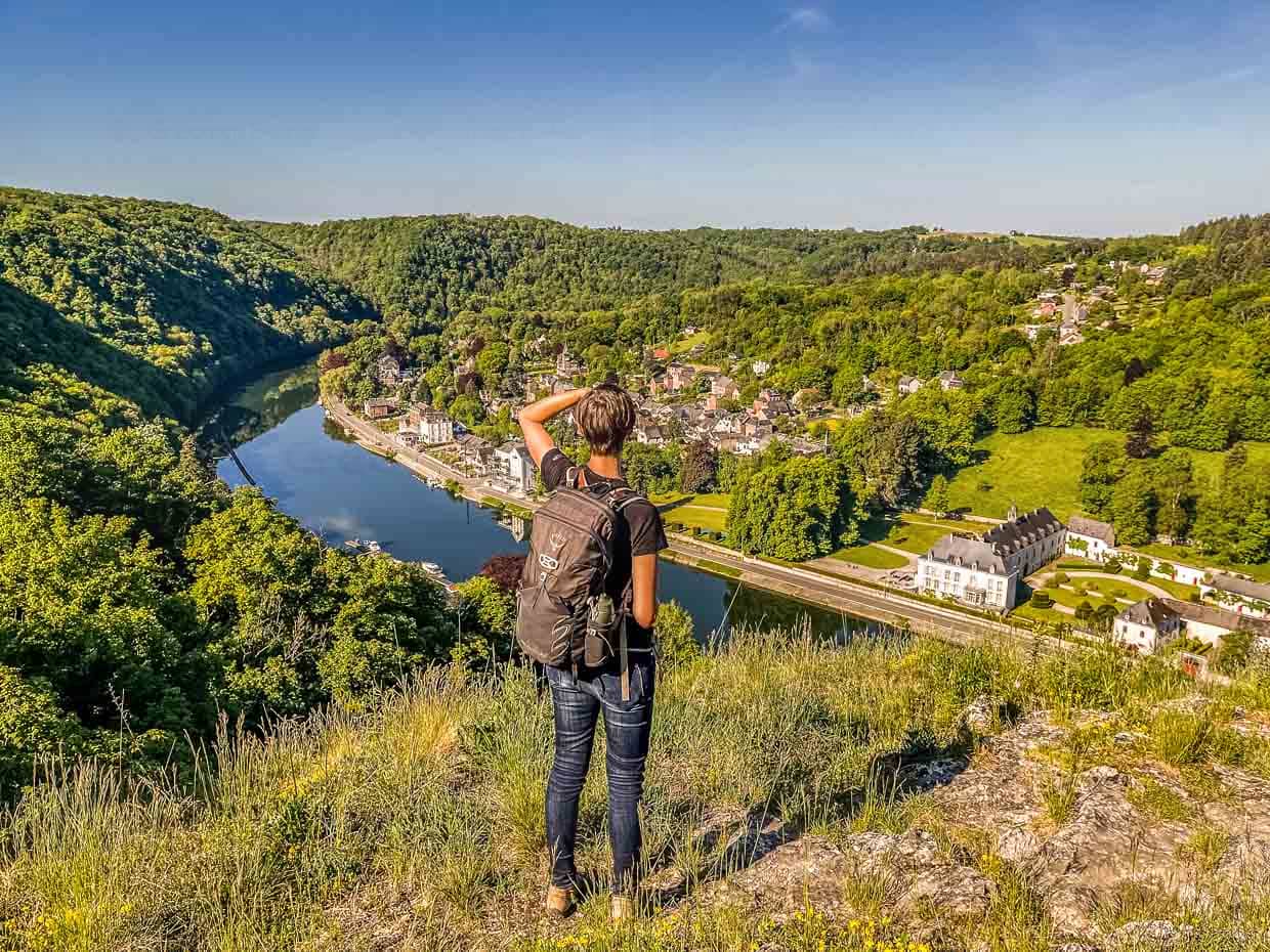 Blick vom Drapeau, einem imposanten Felsen, ins Maastal Waulsort und das Kloster Abbatiale de Waulsort / © Foto: Angela Berg
