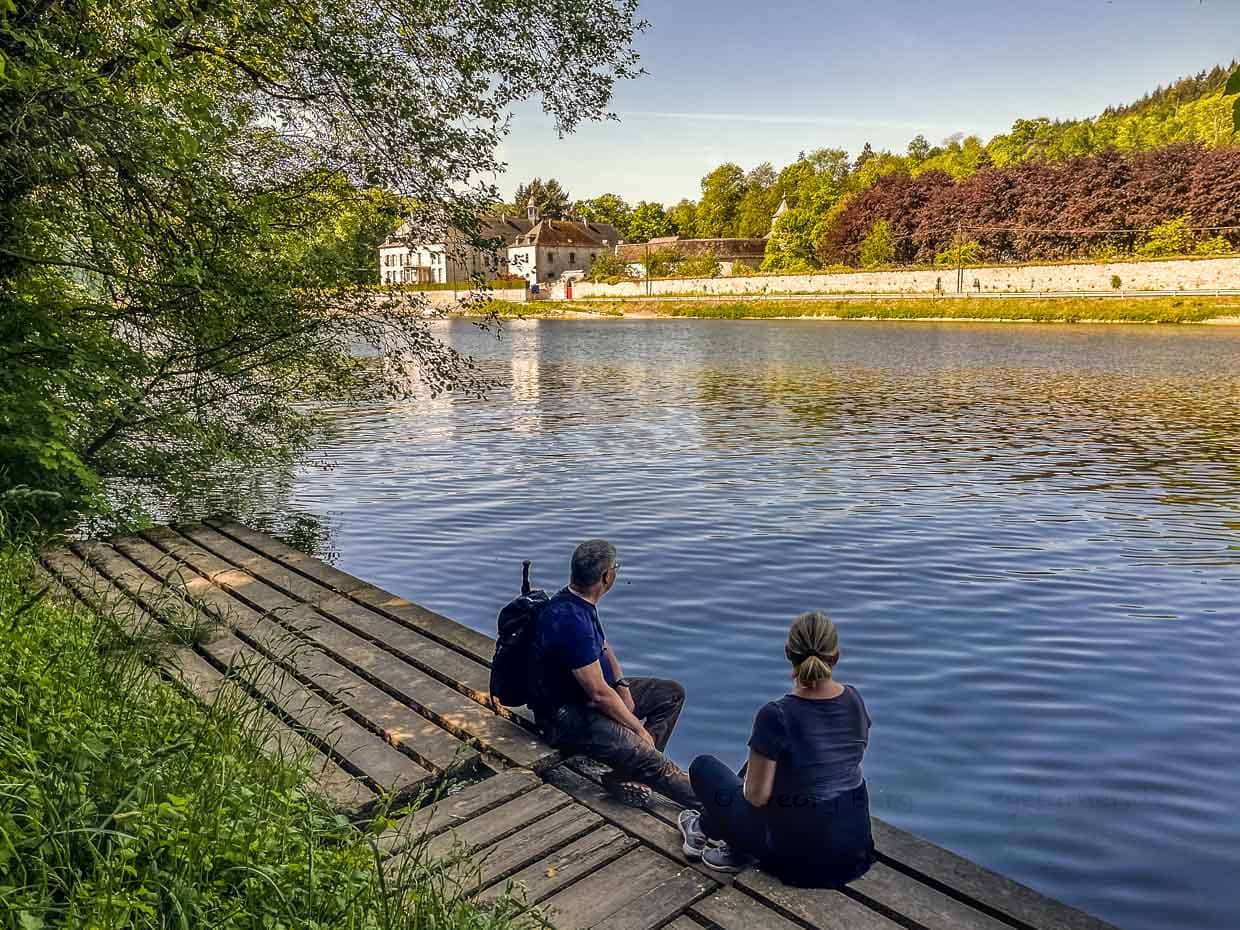 An den Uferwegen der Maas gibt es zahlreiche Orte zum Entspannen / © Foto: Angela Berg
