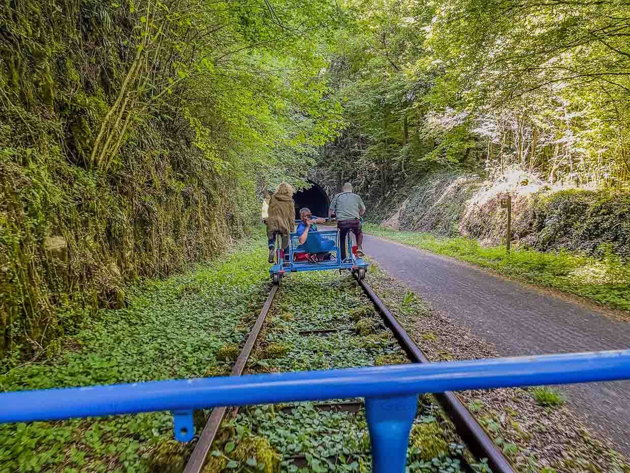 Fahrt ins Blaue: mit der Draisine entlang der Molignée ab Falaёn auf stillgelegten Eisenbahnstrecken / © Foto: Angela Berg