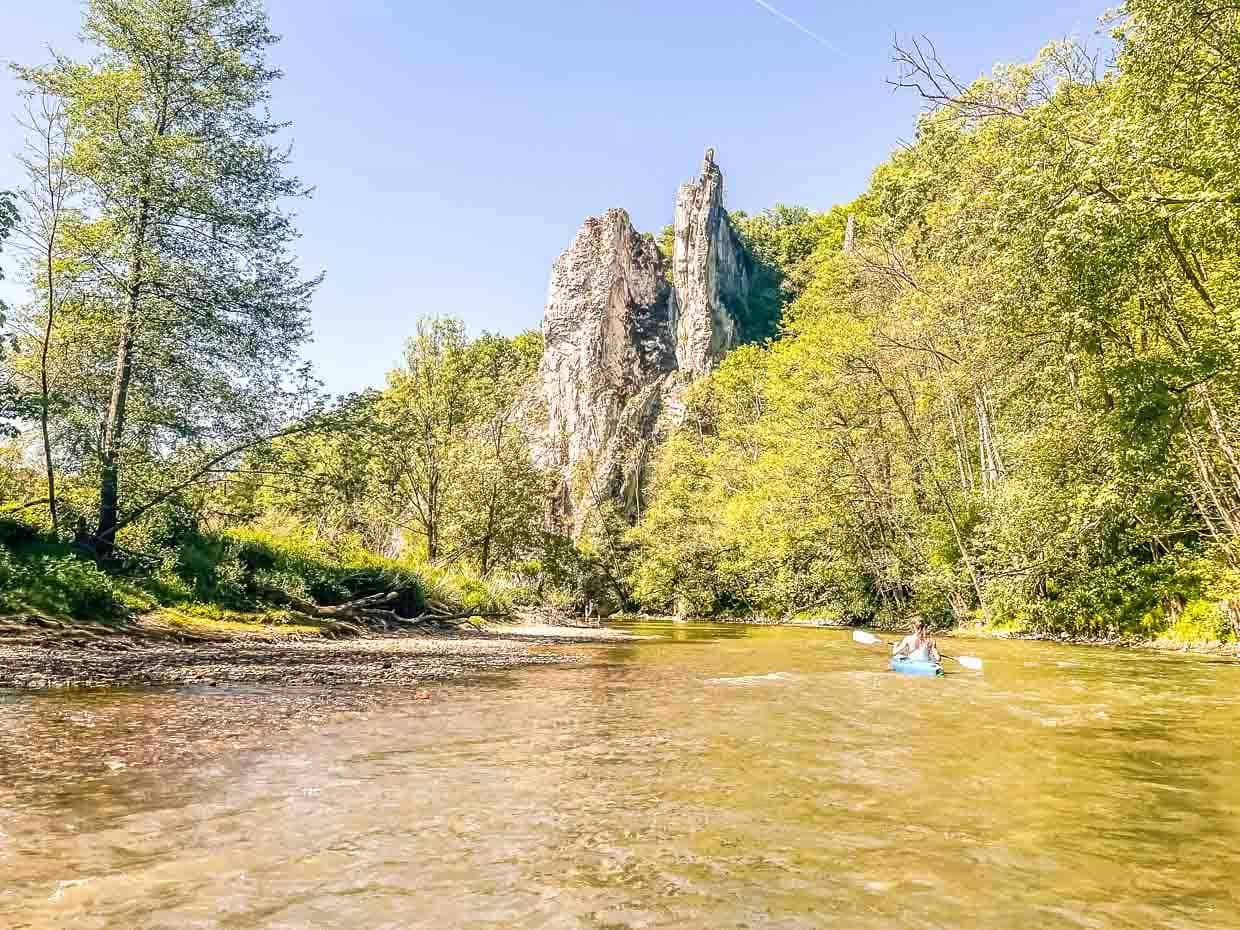 Felsen, Schlösser und nur zwei Stromschnellen gibt es auf der gemütlichen 12 km Strecke von Gendro bis Anseremme / © Foto: Angela Berg