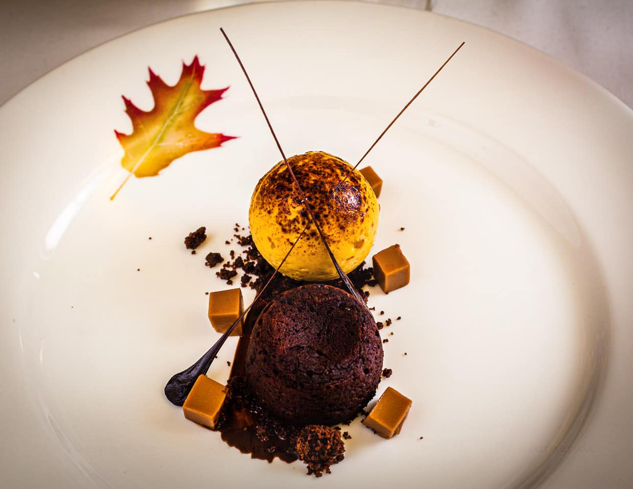 Das Erdnuss-Parfait mit Schoko-Muffin, Schokostreuseln und gerösteten Erdnussstücken hat abwechslungsreiche Texturen / © Foto: Georg Berg