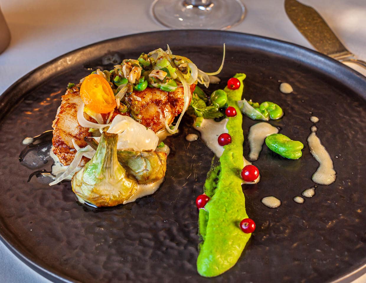 Seeteufel in Fassbutter geröstet mit grünen Bohnen, Kaffernlimetten und Johannisbeeren / © Foto: Georg Berg