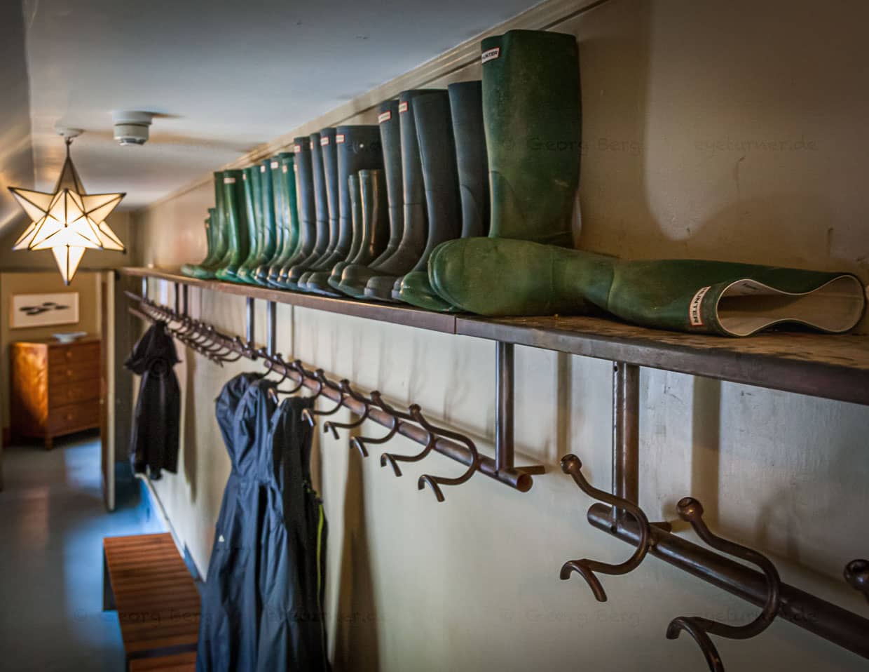 Für die Hausgäste stehen Stiefel und Regenjacken bereit. Der Garten kann somit bei jedem Wetter erkundet werden. Falsche Kleidung gilt nicht mehr als Entschuldigung / © Foto: Georg Berg