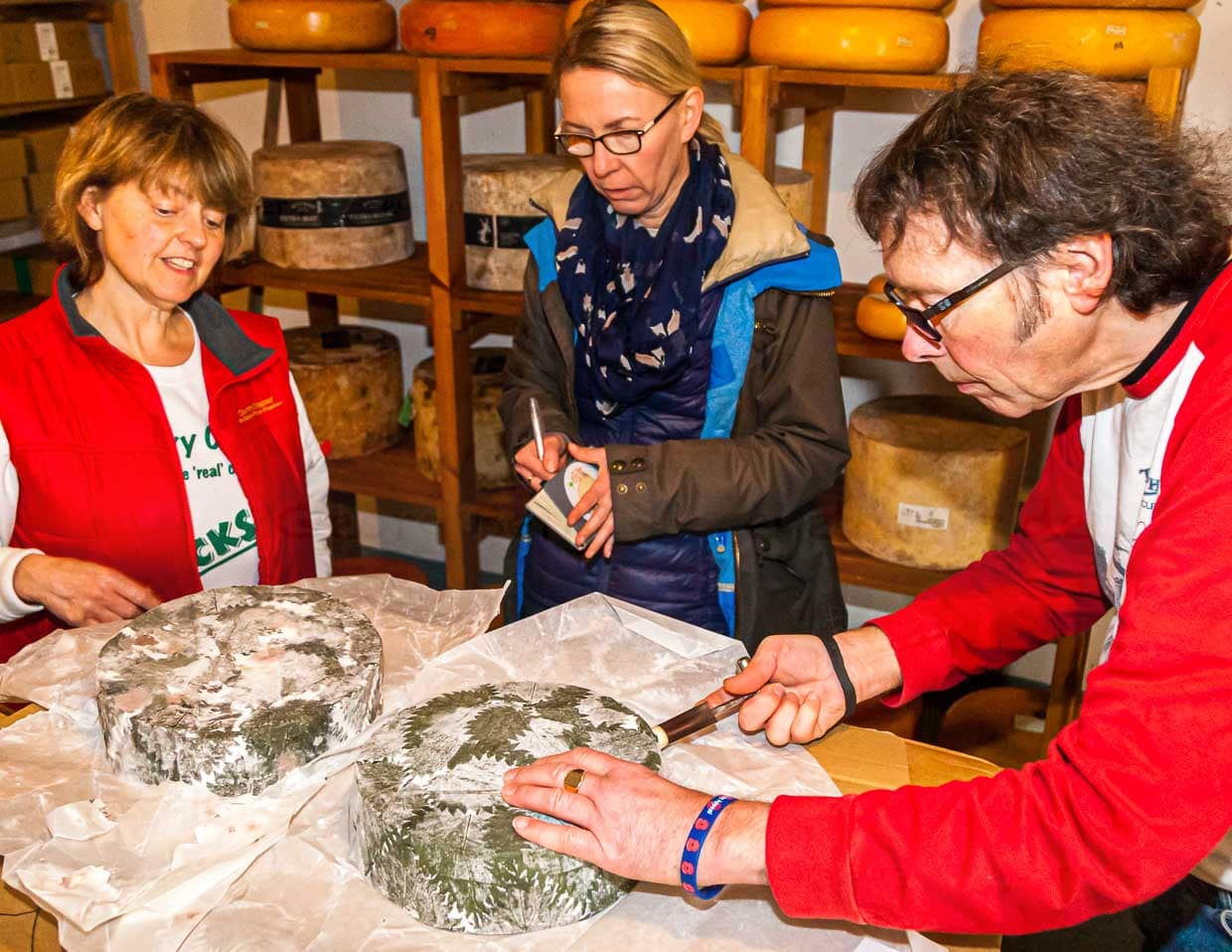 Im Reich der Käse-Affnieure: Hier nimmt Garry eine Probe vom Cornish Yark / © Foto: Georg Berg