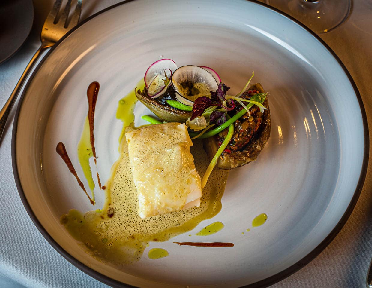 Glattbutt (Bril) mit Dulse-Himbeere Tartar und gepfefferter Babyartischocke / © Foto: Georg Berg