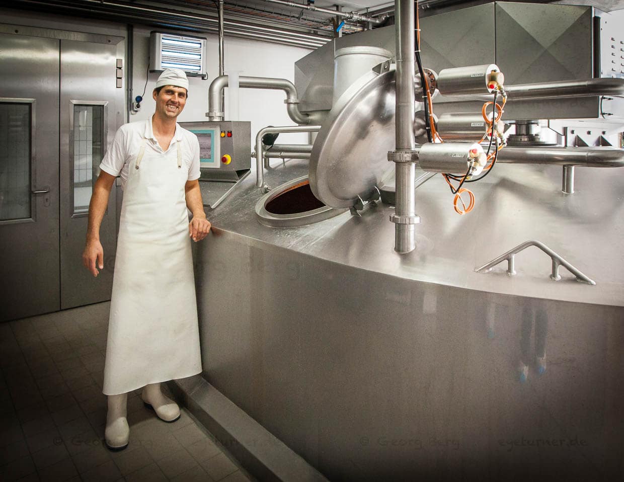 Sein Beruf: Molker und Käser, Meister Käser Mathias Greber am Fertiger / © Foto: Georg Berg