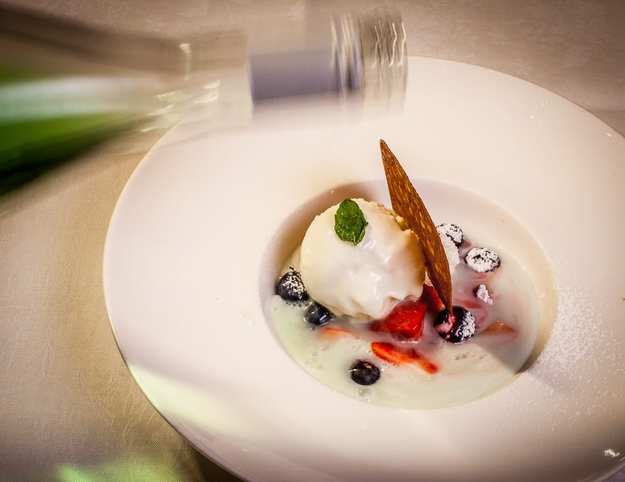 Hausgemachtes Joghurteis angegossen mit Alpcider, ein österreichischer Apfelcider mit Alpenkräutern und Zitrone / © Foto: Georg Berg