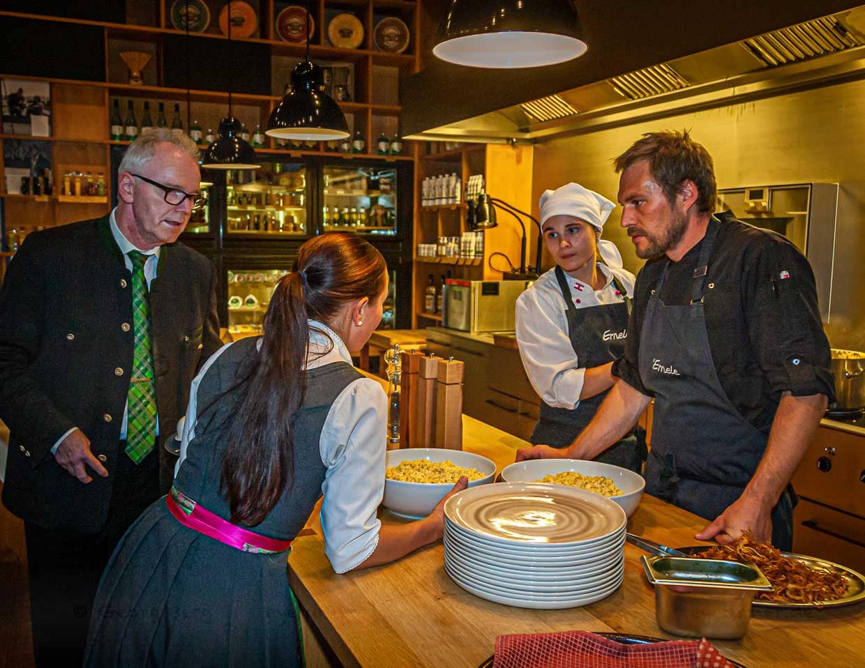 Bernd Reimer, seit Juni 2017 für das Gourmetrestaurant im Schiff zuständig, kann auch bodenständig: hier mit Azubi Anina bei der Vorbereitung von Voralberger Kässpätzle / © Foto: Georg Berg