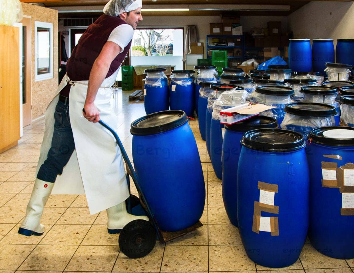 Die Produktionsstätte von Peter Koch befindet sich in einem ehemaligen Nahkauf, der eine eigene Metzgerei betrieb. Der ideale Raum für die Profimaschinen, die das Getreide verarbeiten. Bis zu 400 kg Würze stellt er hier pro Woche her / © Foto: Georg Berg