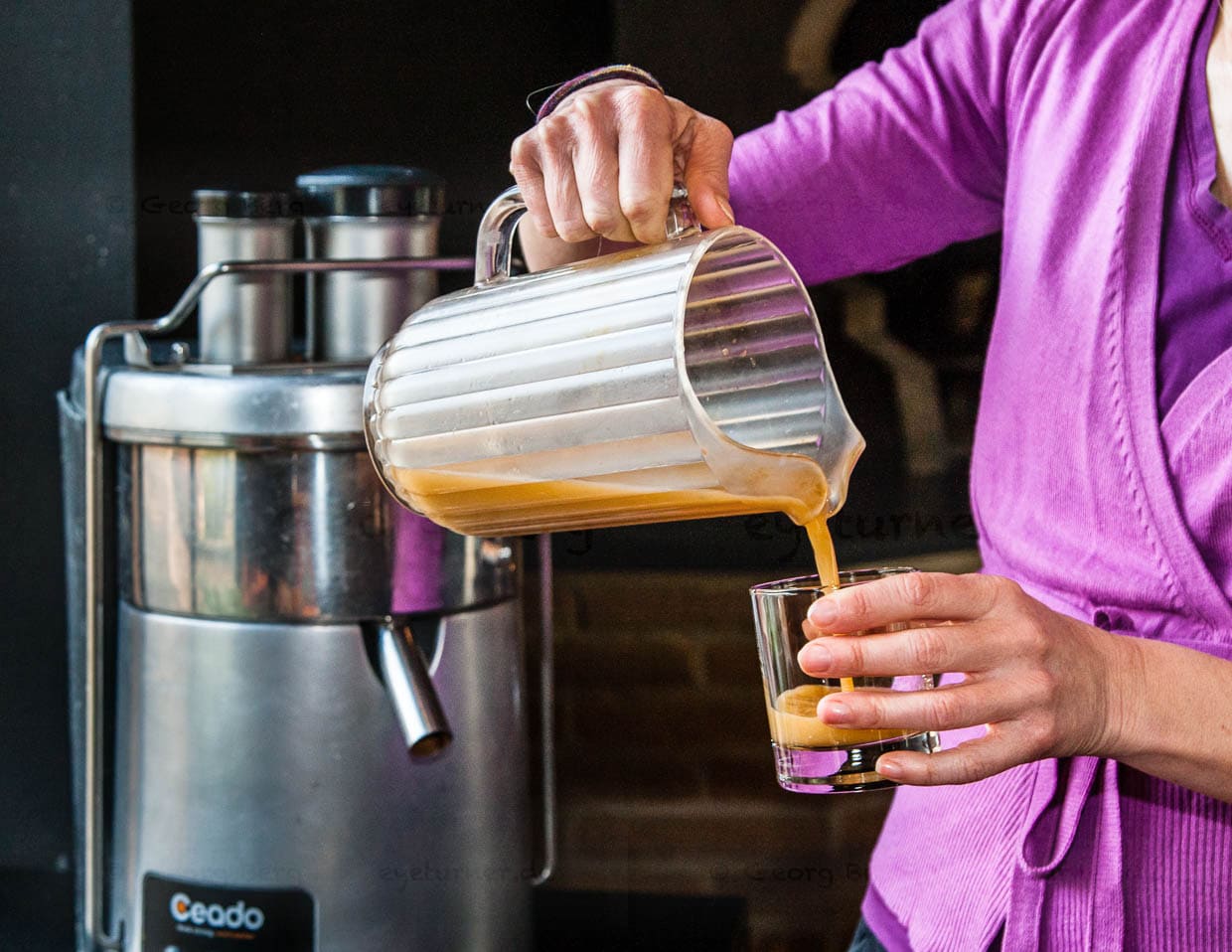 Auch an der Schönheit von innen kann man im Adler Thermae jederzeit arbeiten. Beim Frühstück zum Beispiel mit einem selbst zusammengestellten Gemüsesaft direkt aus dem Entsafter / © Foto: Georg Berg