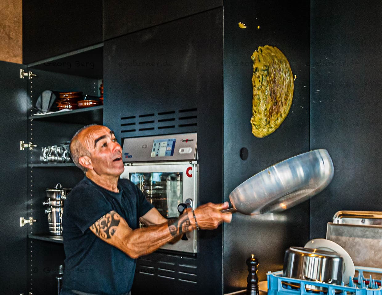 Flying Frittata. Den Halbmond aus Eiern mit Kratern aus wildem Spargel wendet Giulio in der Luft. / © Foto: Georg Berg