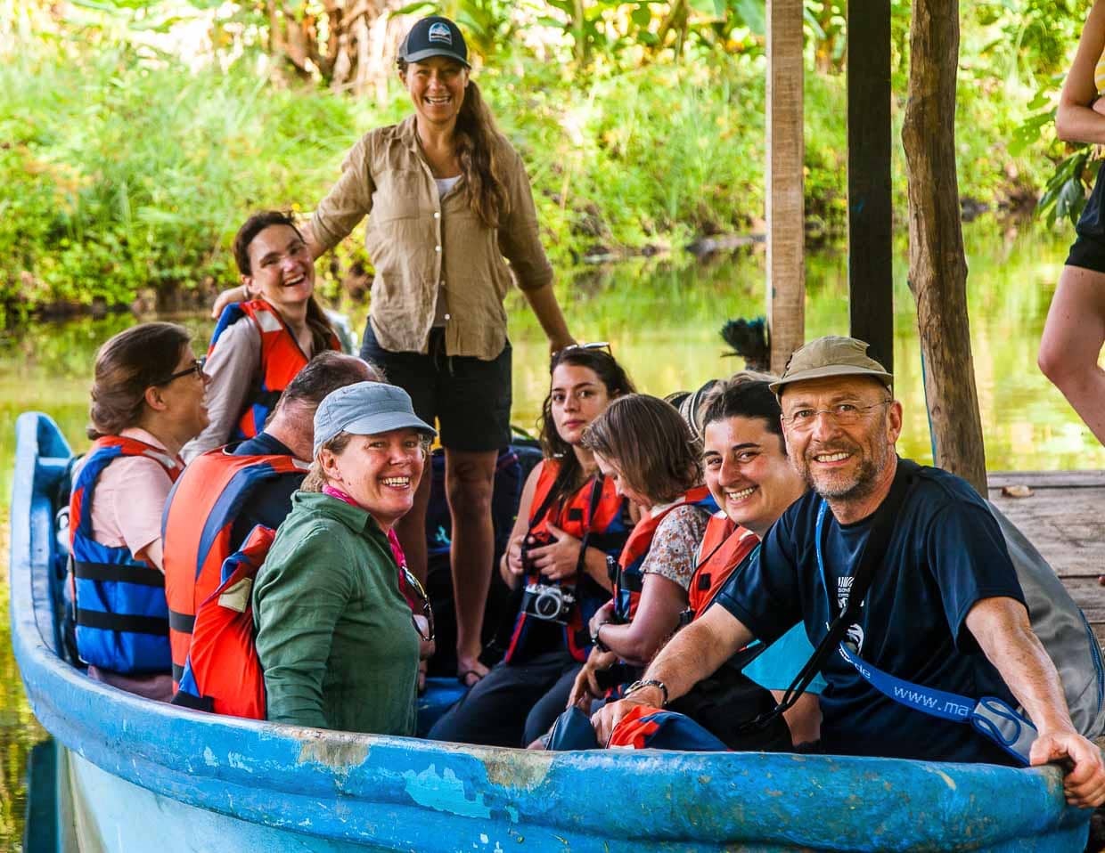 Die Expeditionsteilnehmer am Anlegesteg der Forschungsstation. Im Boot stehend: Expeditionsleiterin Ida Vincent / © Foto: Georg Berg
