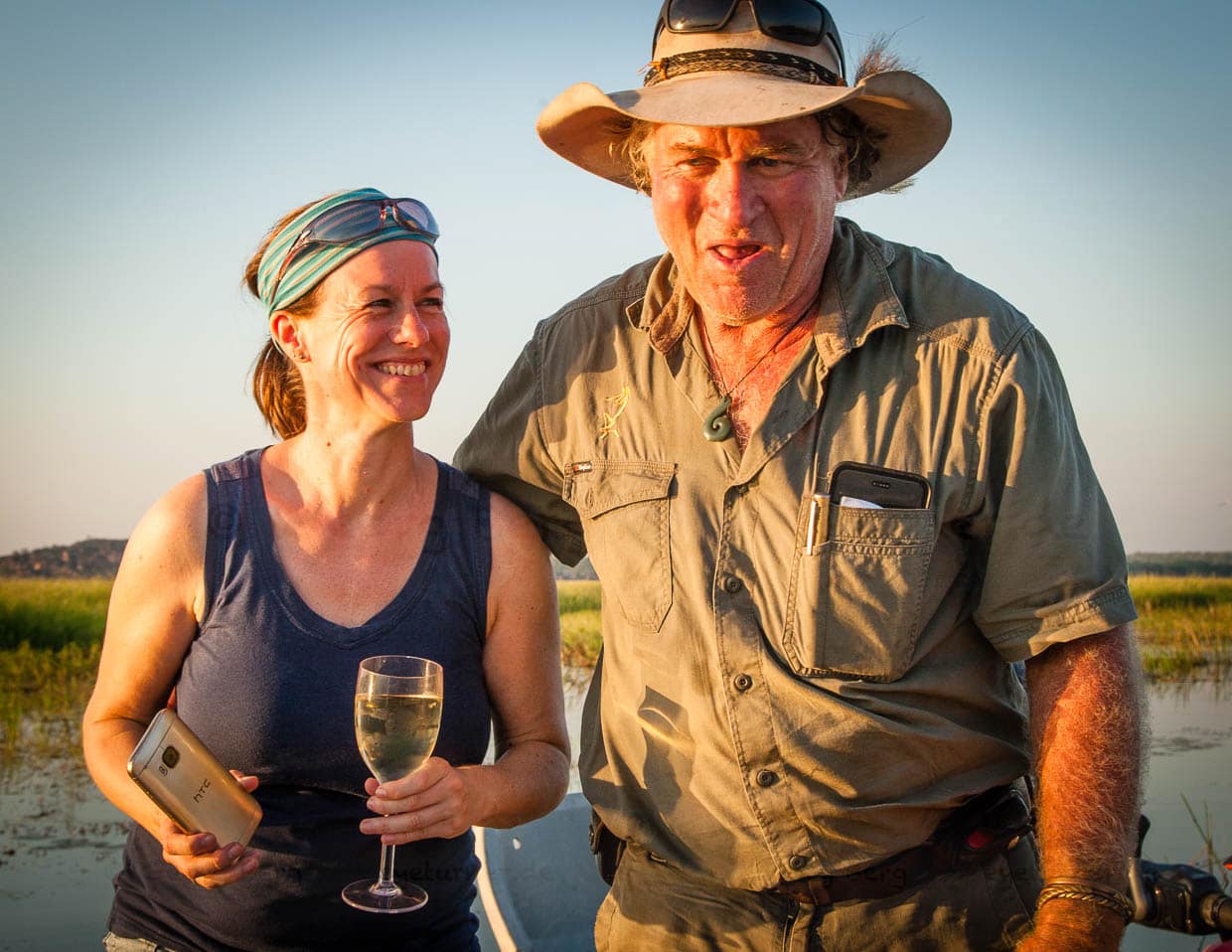 Katja Bockwinkel vertritt auf dieser Reise das Tourismus-Marketing des Northern Territory in Deutschland. Sab Lord kennt sie schon lange und genießt mit ihm den Sonnenuntergang auf dem Billabong / © Foto: Georg Berg