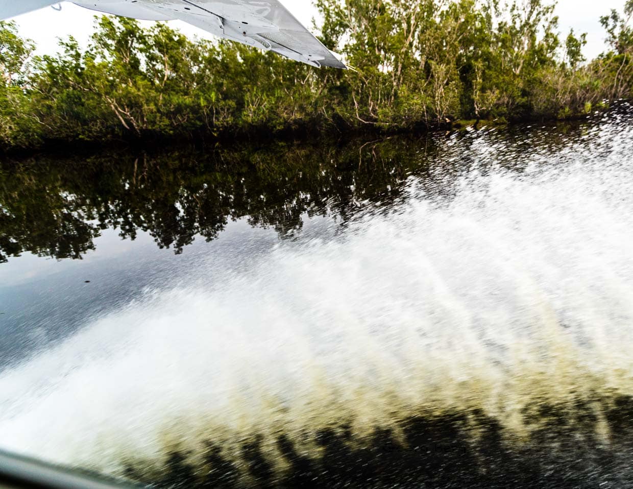 Blick aus dem Fenster der Cessna 208, wenn das Wasserflugzeug auf dem Billabong beschleunigt / © Foto: Georg Berg