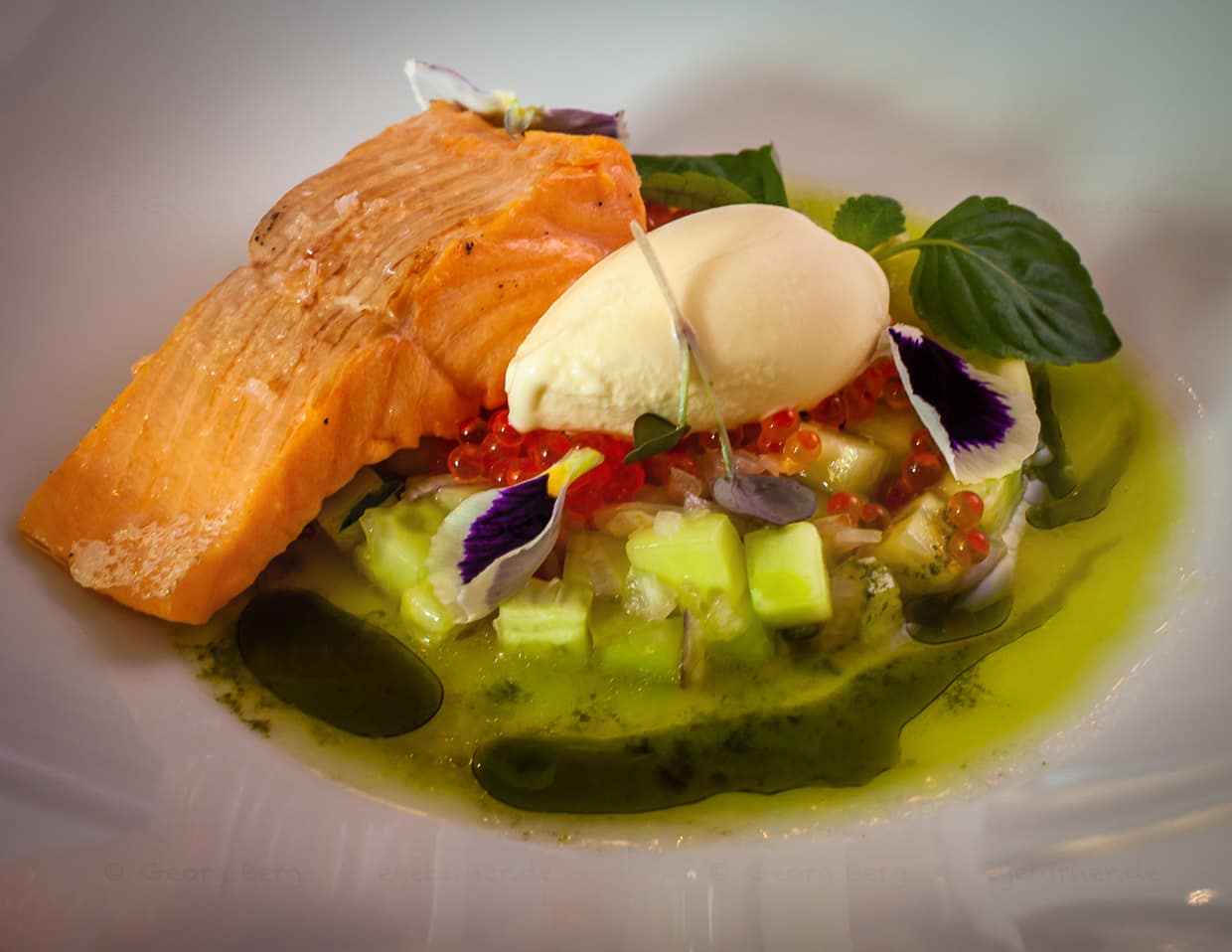 Lachsforelle aus Zweisammen mit Mascarponeeis, Meerforellenrogen, Gurkenragout, Gurkensud, Oliven-Limetten-Öl / © Foto: Georg Berg