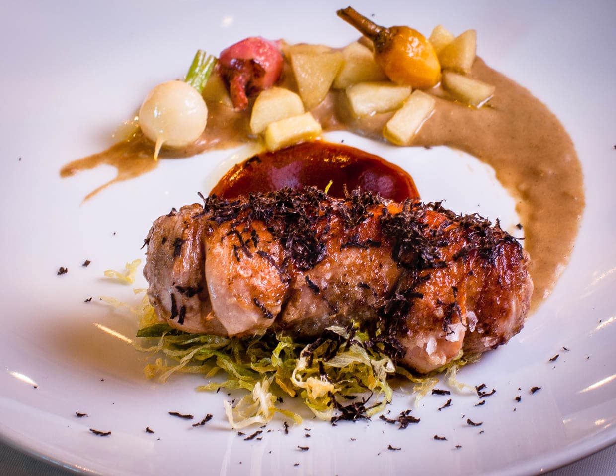 Wachtel mit Steinpilzcreme, caramelisierter Apfel an Calvados, Lauchstroh / © Foto: Georg Berg