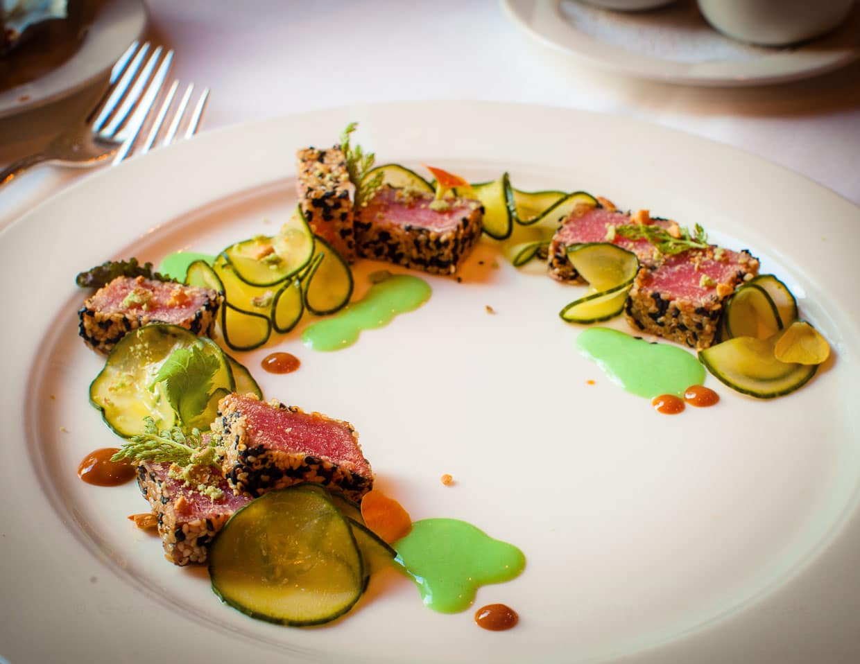 Tuna Tataki im Sesammantel mit Wasabi-Limetten-Creme fraiche und süß-saurem Gurkensalat / © Foto: Georg Berg