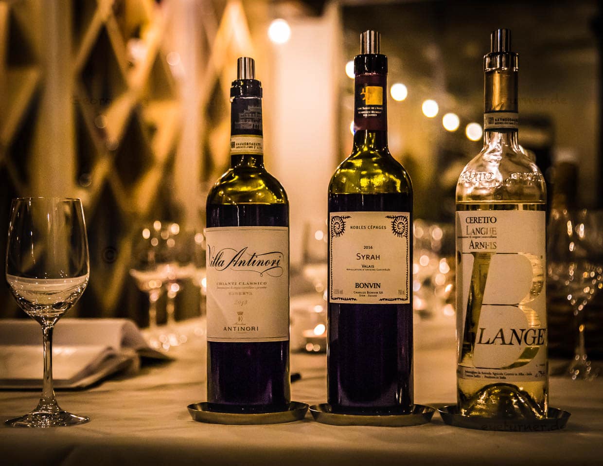 Degustation im Weinkeller des Lenkerhofs. Hier wird man vom Sommelier anhand der Speisekarte des Tages fachkundig für die Auswahl der Weinbegleitung beraten / © Foto: Georg Berg