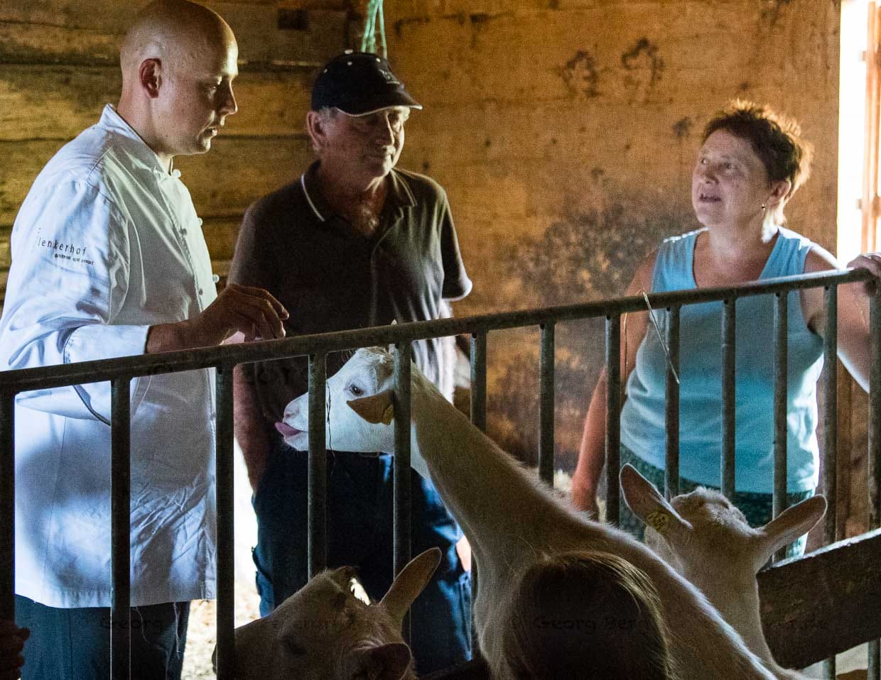 Küchenchef Stefan Lünse bei den Ziegen auf der Pöris Alp bei Franziska und Christian Zurbrügg. Von hier bezieht der Lenkerhof seinen Ziegenfrischkäse / © Foto: Georg Berg