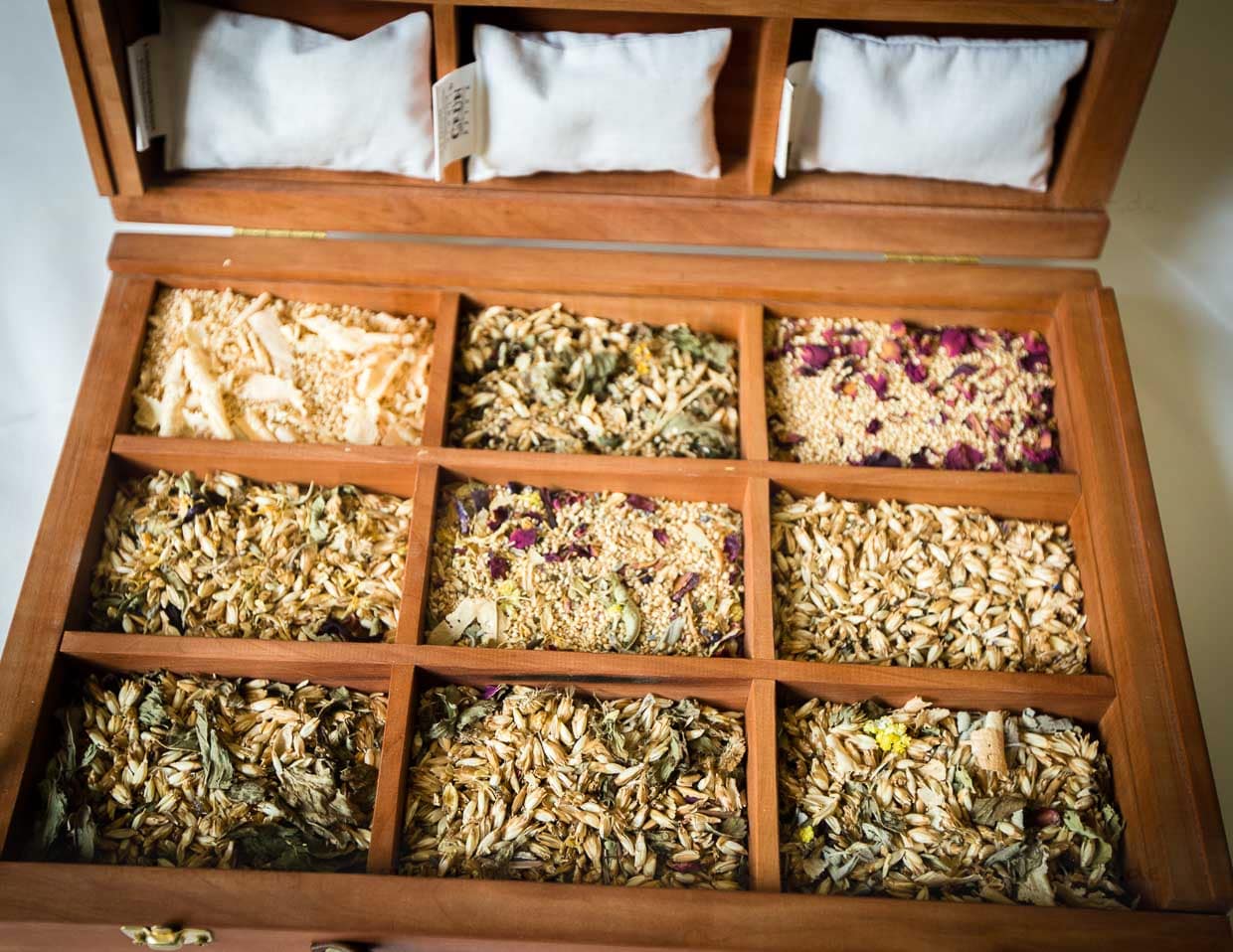 An den Füllungen der Kopfkissen kann vor der Auswahl probegerochen werden. Ein Musterkoffer macht das Kissenmenü sinnlich erfahrbar / © Foto: Georg Berg