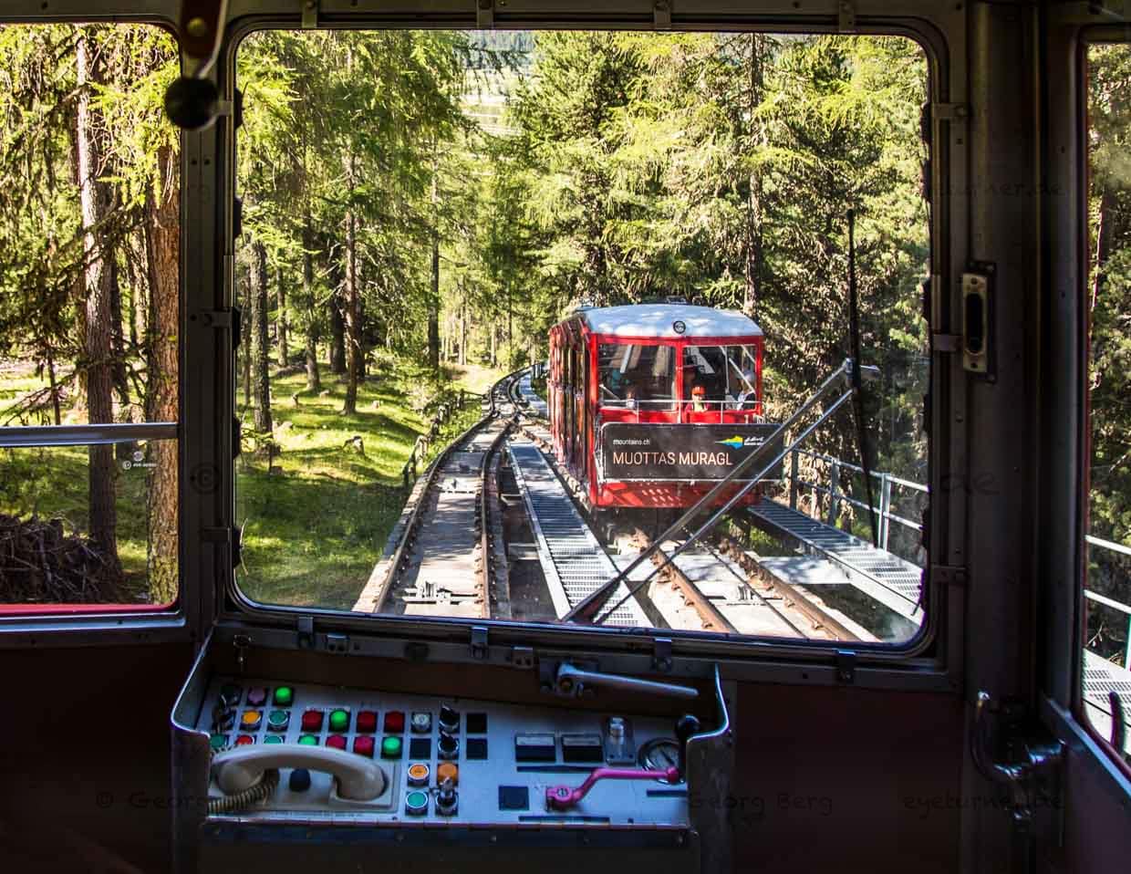 Auf Schienen fährt die Drahtseilbahn zum Muottas Muragl. Von dort oben hat man eine phantastische Aussicht und kann zu ausgedehnten Bergwanderungen starten / © Foto: Georg Berg