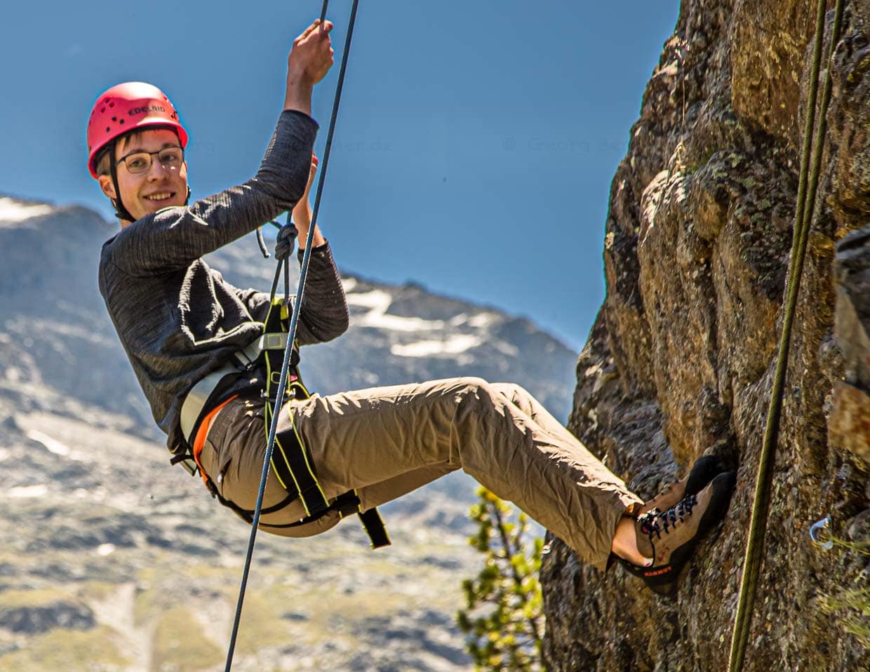 Das Abseilen vor dem Massiv des Piz Palü ist die Belohnung am Ende des Kletter-Einführungskurses / © Foto: Georg Berg